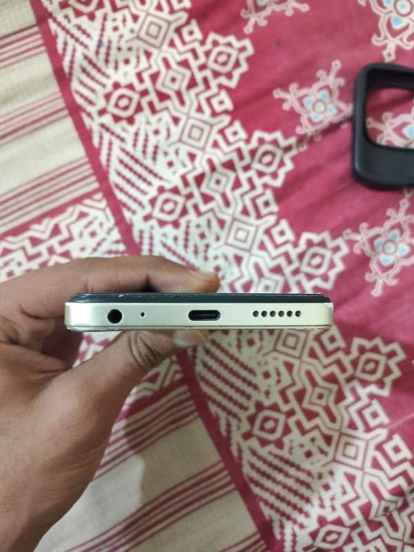 Tecno spark go 2024 for sale 4+4/64.     with charger 5