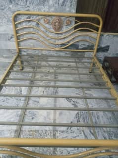 Iron Rod Queen Bed without matresss.