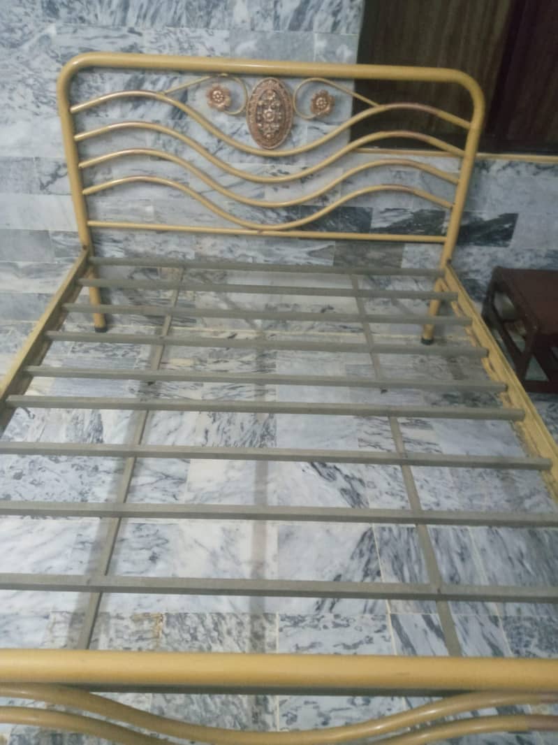 Iron Rod Queen Bed without matresss. 0