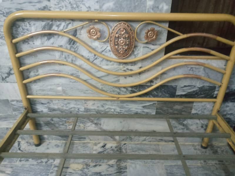 Iron Rod Queen Bed without matresss. 1