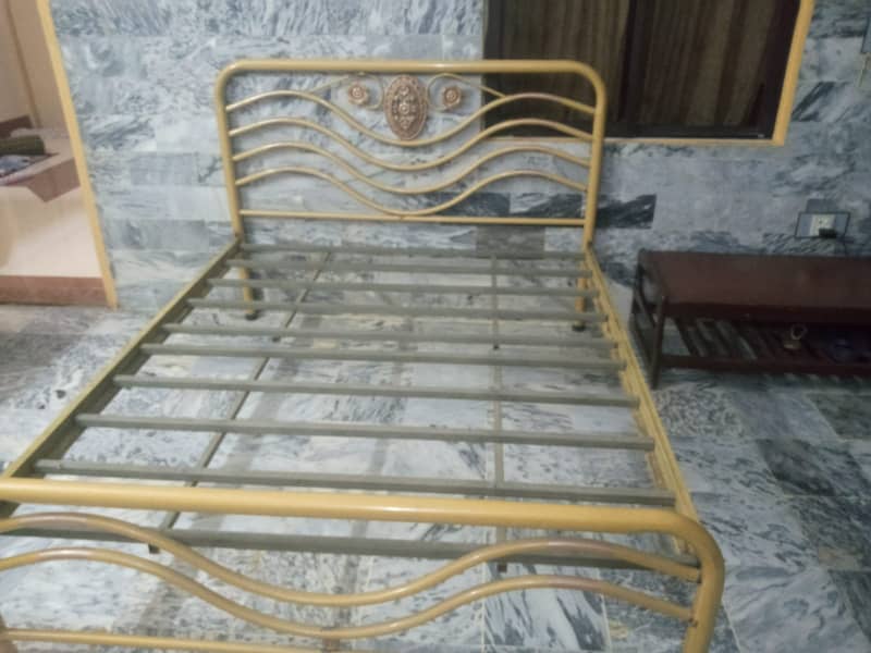 Iron Rod Queen Bed without matresss. 4