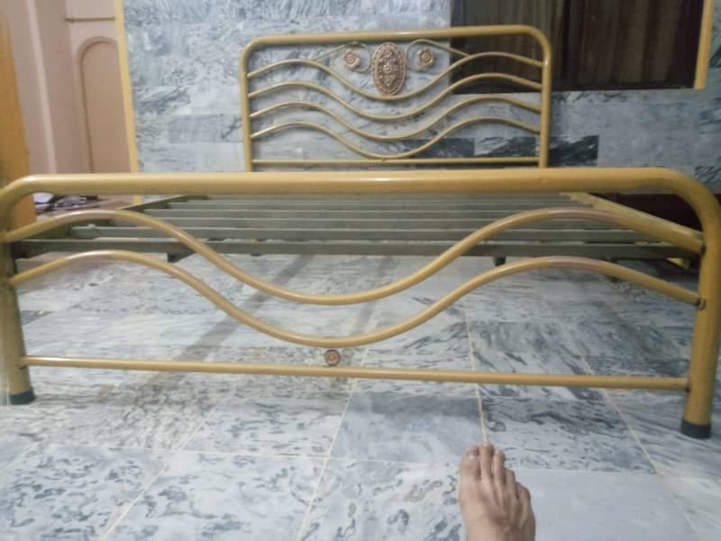 Iron Rod Queen Bed without matresss. 5