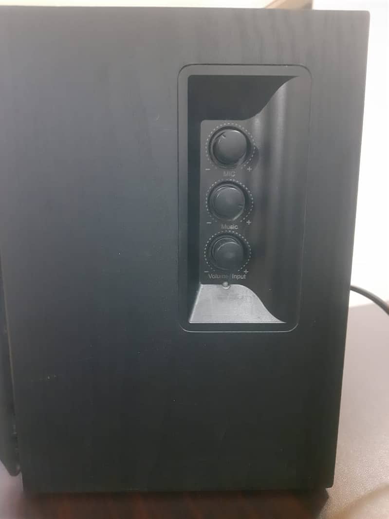 Edifier R1580MB Studio Speakers with Dual Mic & Bluetooth Connectivity 2