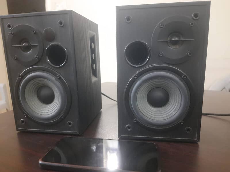 Edifier R1580MB Studio Speakers with Dual Mic & Bluetooth Connectivity 3