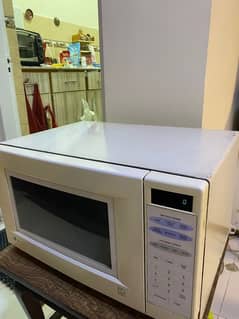 LG 42 Litre Microwave Oven in Mint Condition