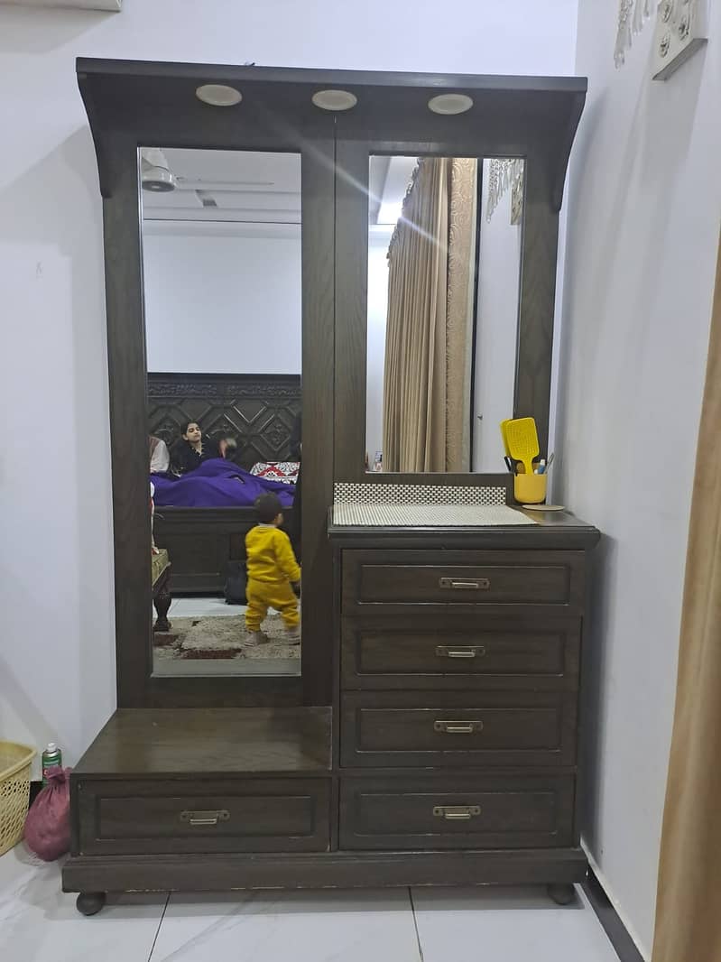 Dressing Table for sale in good condition 3