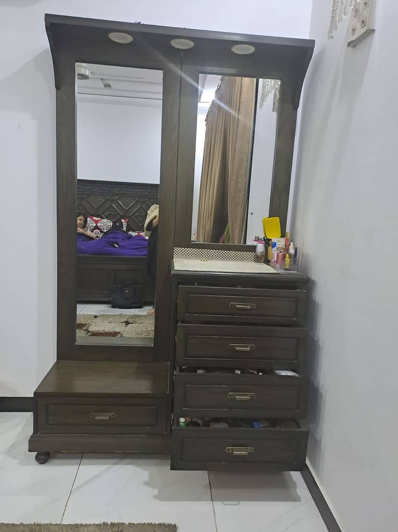 Dressing Table for sale in good condition 5