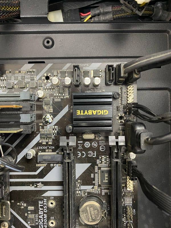 Gigabyte B450M DS3H (4 RAM SLOTS) 2