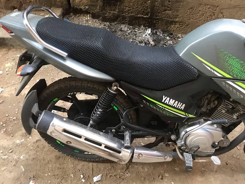 Yamaha YBR 125G  Special Edition grey color 3