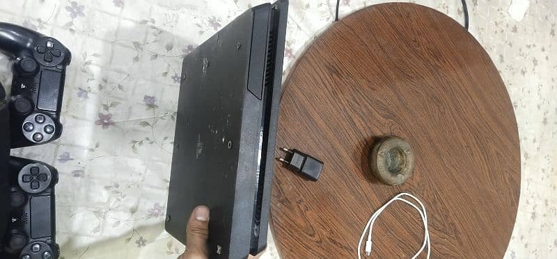 PS4 slim 4