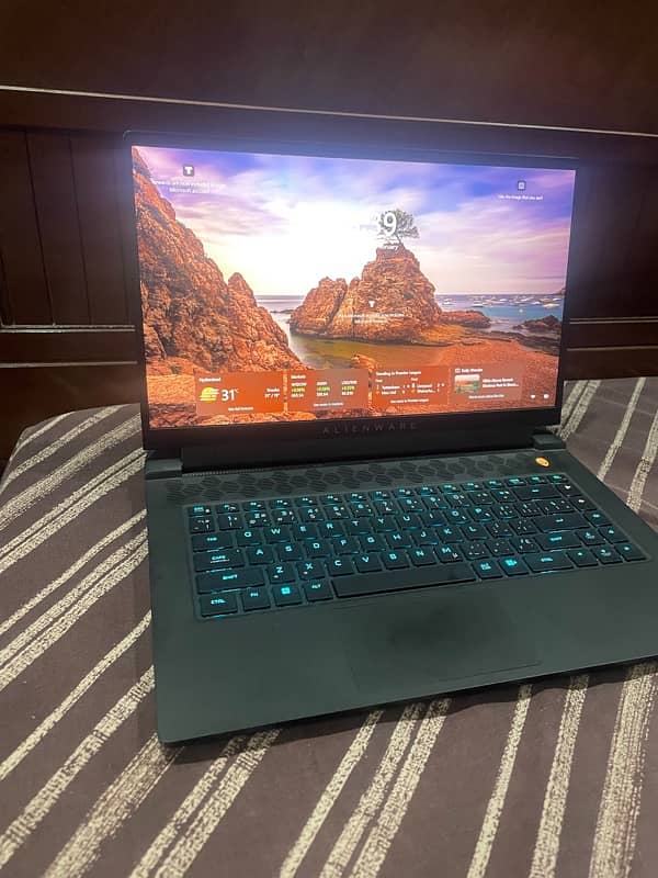 Alienware m15 R7 15.6”  (Core i7-12700H/1TB SSD/16GB RAM/RTX 3070TI 11