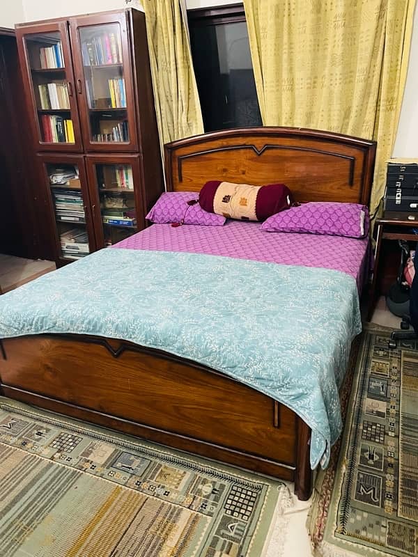 KING SIZED BED ALONGWITH DRESSING TABLE AND MATTRESS 3