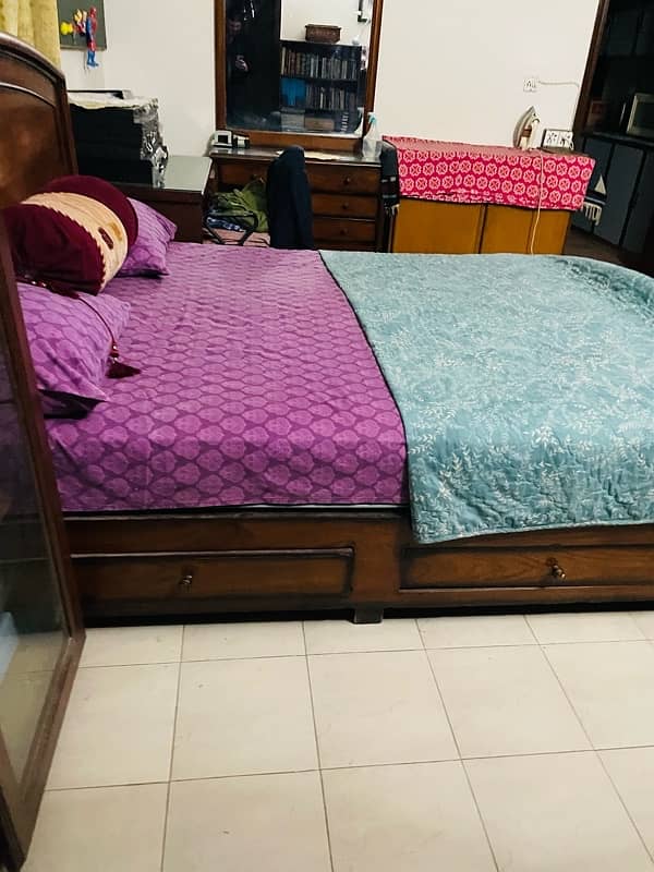 KING SIZED BED ALONGWITH DRESSING TABLE AND MATTRESS 4