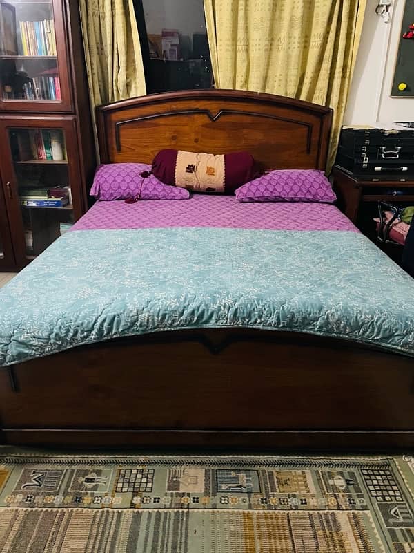 KING SIZED BED ALONGWITH DRESSING TABLE AND MATTRESS 6