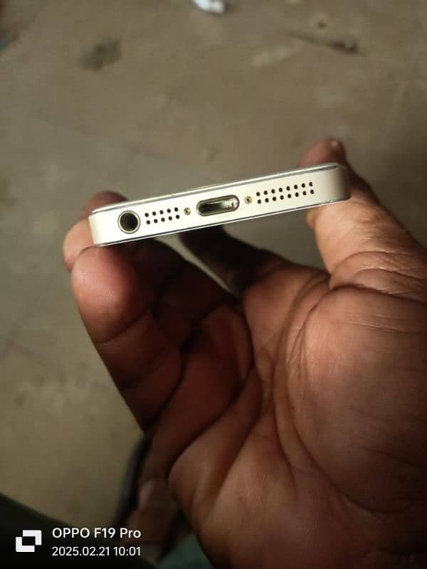 IPhone 5s mint condition nonpta 2