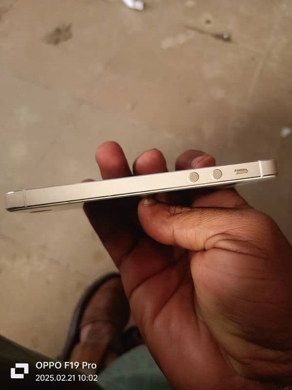 IPhone 5s mint condition nonpta 4