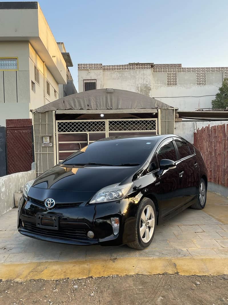 Toyota Prius 2013 Automatic 2016 Registration 3