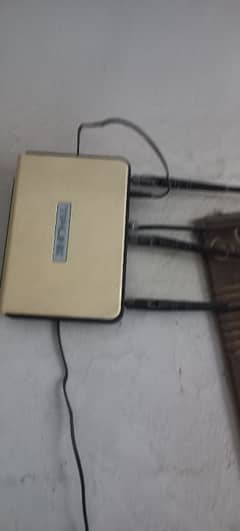 TP link wifi router triple entina in working position