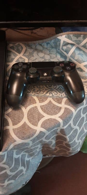 PS4 Slim + Internal 3tb HDD + 50 games installed + Box 1