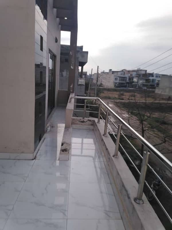 Stunning Prime Location 10 Marla Upper Portion In LDA Avenue - Block M Available 11