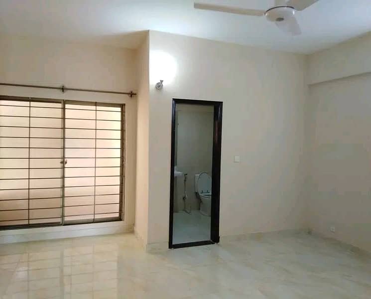 Centrally Located West Open Flat Available In Askari 5 - Sector F For sale 7