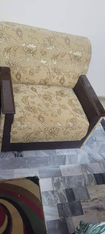 sofa set used in very reasonable price 2