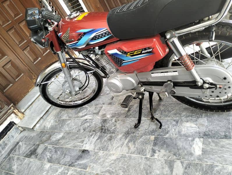 I am selling my Honda CG 125 Only 1600 km driven 1