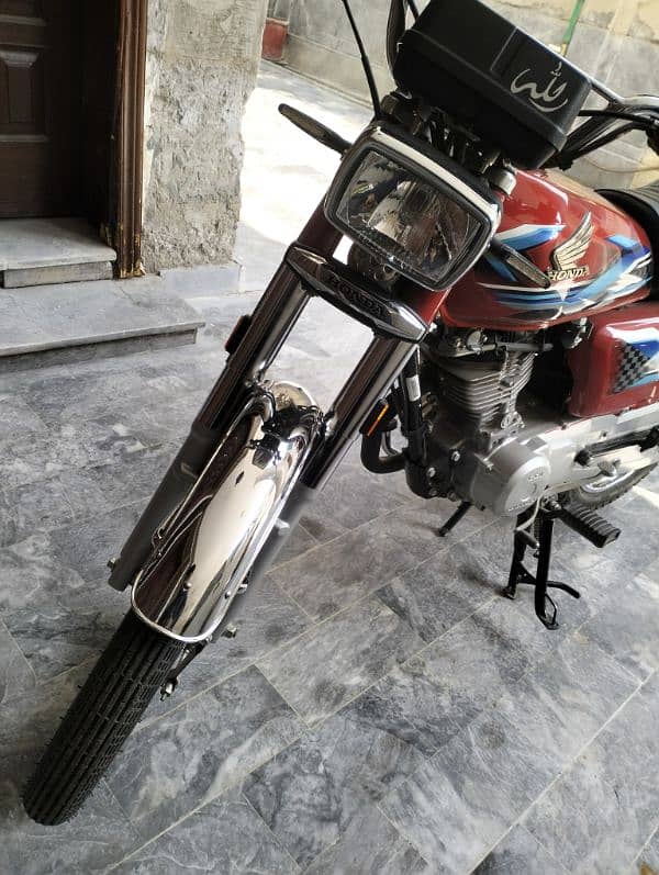 I am selling my Honda CG 125 Only 1600 km driven 3