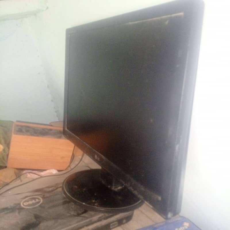 LCD he serif computer ke liye he Baki sub ok he 24 inch LCD he 4