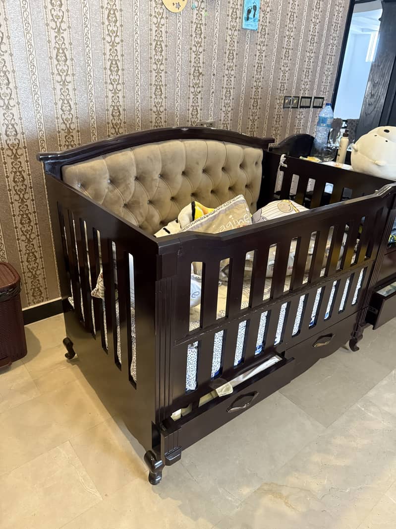 Cot + mattress + changing table 5