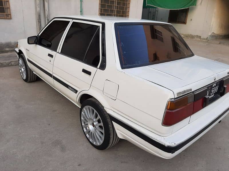 Toyota Corolla DX Saloon 1987 4