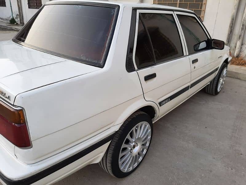 Toyota Corolla DX Saloon 1987 6