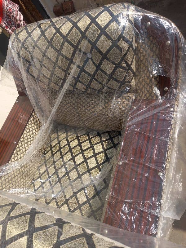 brand new sofa set ak bar bi use ni hova rate me kami ho jaye ge 2