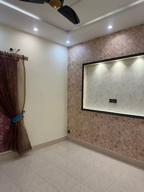 Prime Location Upper Portion In Central Park Housing Scheme For rent 3