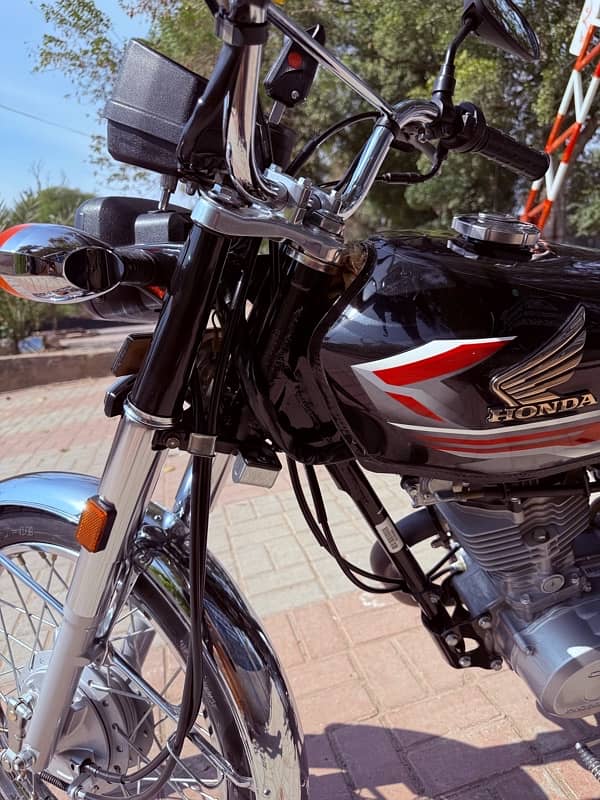 Honda cg 125 Black fresh 10 by 10 condition only 2255 km driven 6