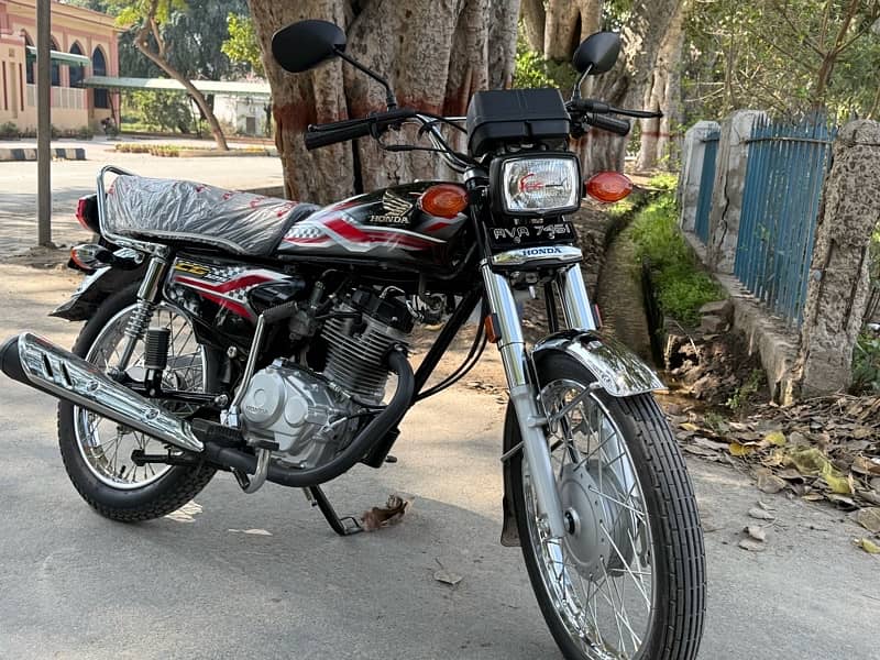 Honda cg 125 Black fresh 10 by 10 condition only 2255 km driven 1