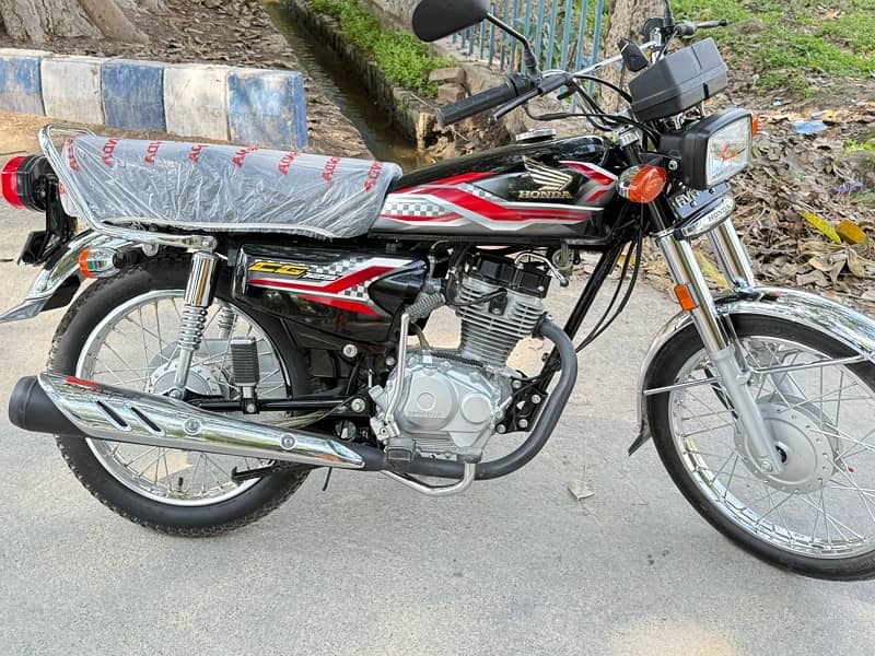 Honda cg 125 Black fresh 10 by 10 condition only 2255 km driven 4