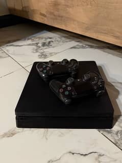 PS4 SLIM WITH 2 CONTROLLERS AND GAMES