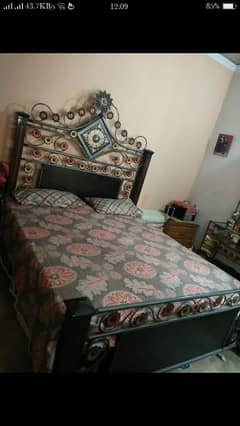 iron and wood bed