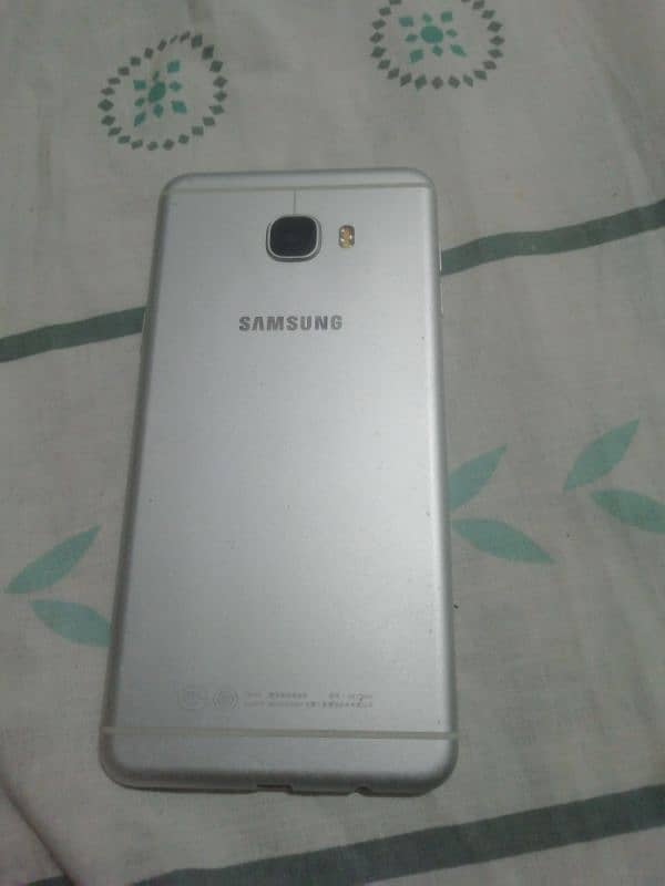 Samsung c7 4gb ram 64gb memory front say Toota hy but work acha krta h 4