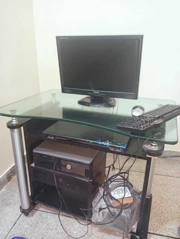 TABLE WITH LED COMPUTER IN GOOD CONDITION. WITH KEYBOARD MOUSE AND CPU. 0