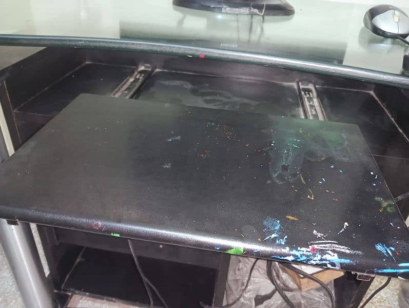 TABLE WITH LED COMPUTER IN GOOD CONDITION. WITH KEYBOARD MOUSE AND CPU. 2