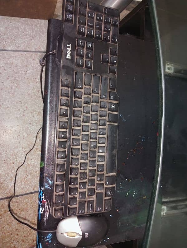 TABLE WITH LED COMPUTER IN GOOD CONDITION. WITH KEYBOARD MOUSE AND CPU. 3