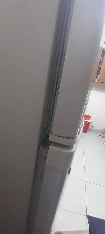 Medium size dawlance fridge 3