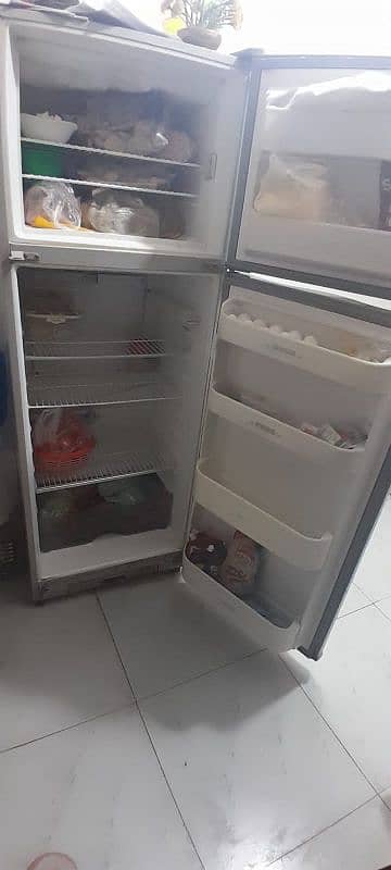 Medium size dawlance fridge 4