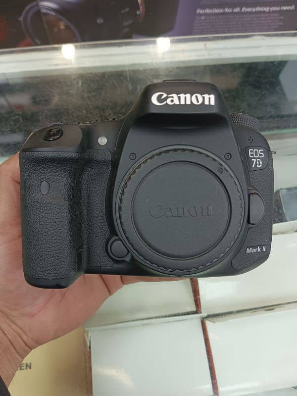 Canon EOS 7D Mark II full frame with original charger strap battery 0