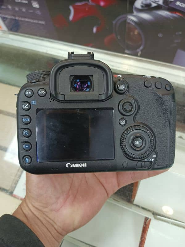 Canon EOS 7D Mark II full frame with original charger strap battery 1