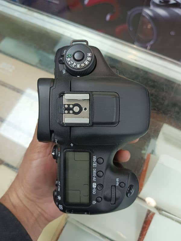 Canon EOS 7D Mark II full frame with original charger strap battery 2