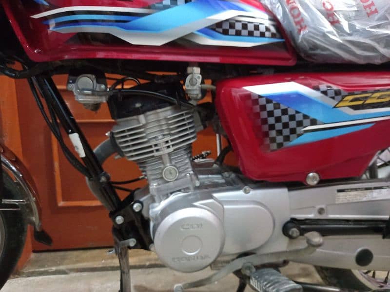 HONDA CG 125 model 2024 karachi numbr frist owner 9