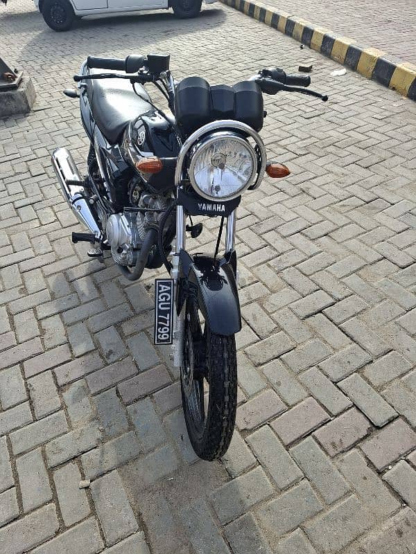 ybr 125z dx all ok lush condition 2021 kay 12 month ki bike hai 2